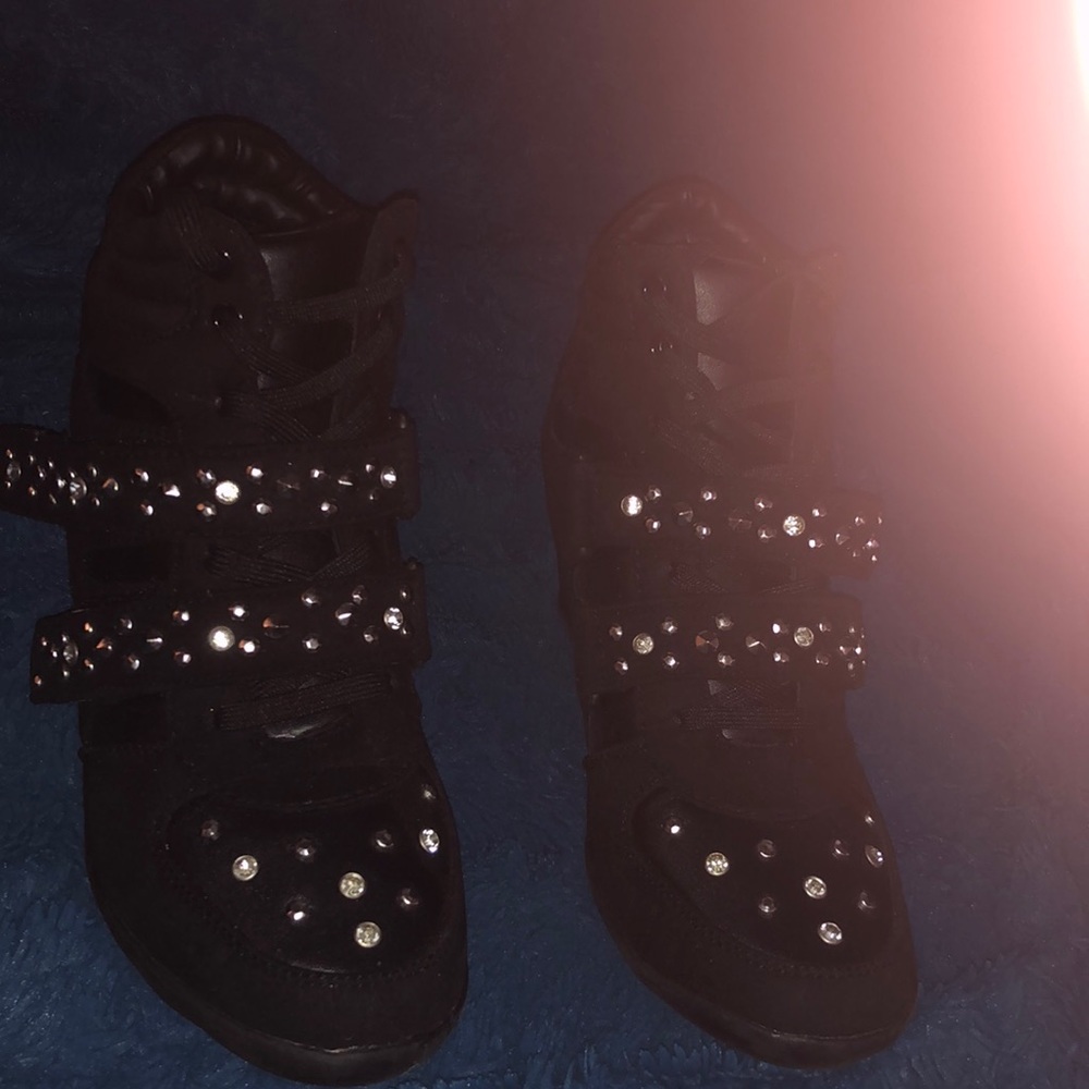 Size 7M, internal heel fabric exterior